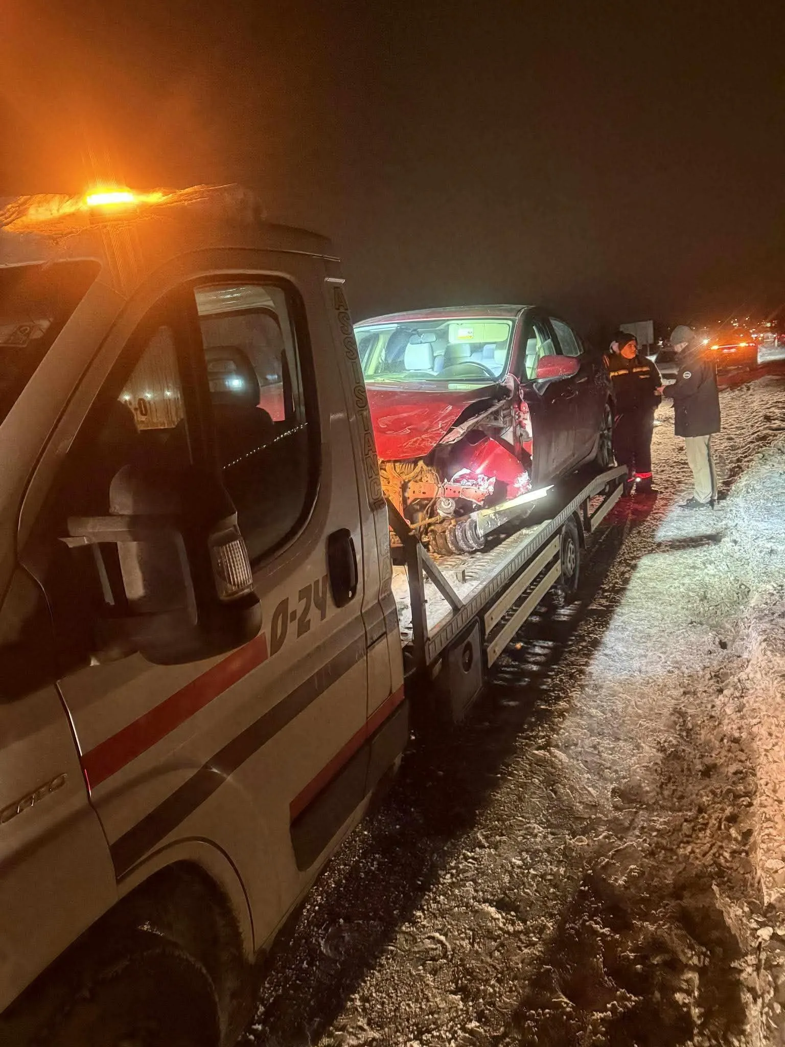 Balesetes autó mentése éjszaka, sárga villogóval