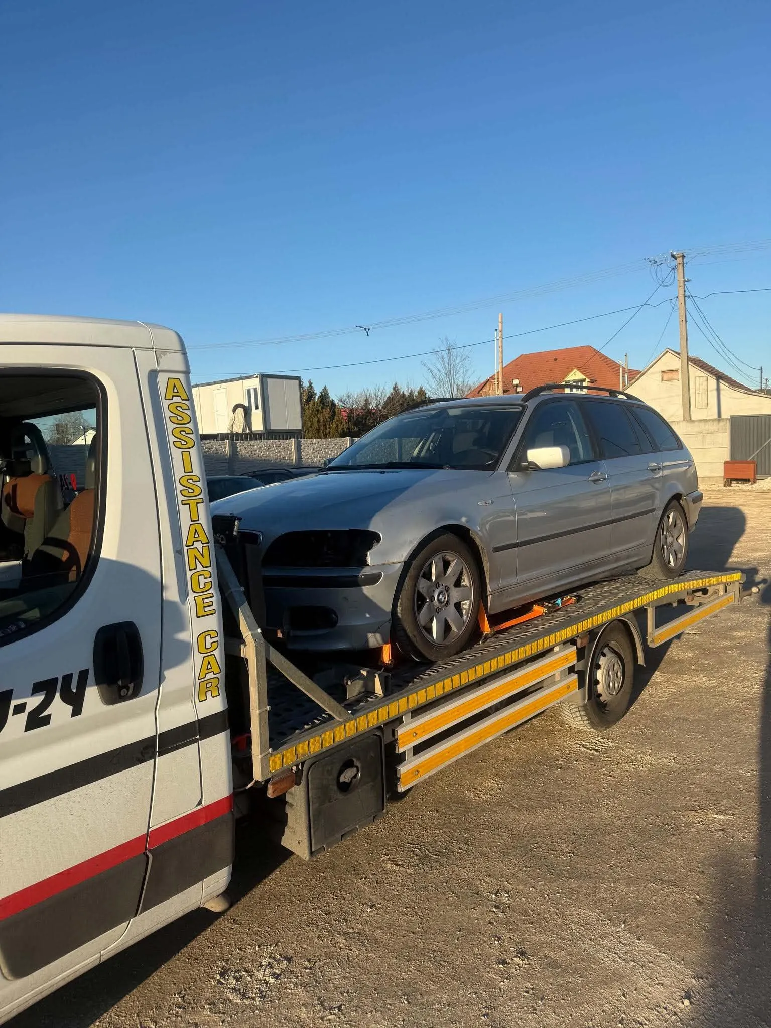 Ezüst kombi a 0–24 feliratú vontatón